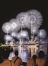 ＜８＞松江水郷祭花火大会で、宍道湖上４カ所から一斉に打ち上げられた花火＝８月５日、松江市内