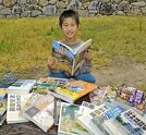 日本の城について研究に取り組む中村勇斗君＝安来市広瀬町富田の月山富田城跡