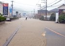 大雨の影響で冠水した道路＝１３日午前１０時４０分、鳥取市福部町