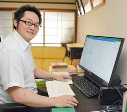国や県、市町村に許可などを求めて提出する文書を依頼を受けて作り、手続きもする大瀧紀彦さん。「安心して任せてもらえる仕事」をモットーに取り組んでいます＝出雲市大津町