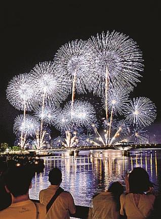 ＜８＞松江水郷祭花火大会で、宍道湖上４カ所から一斉に打ち上げられた花火＝８月５日、松江市内