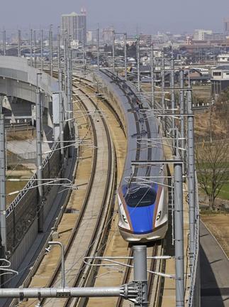 北陸新幹線の金沢―敦賀間が開業し、福井市内を走行する東京発敦賀行き「かがやき５４３号」＝16日