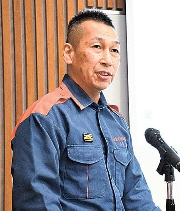 コンセントからの出火事例を発表する川島裕警備隊長＝出雲市渡橋町、出雲市消防本部　