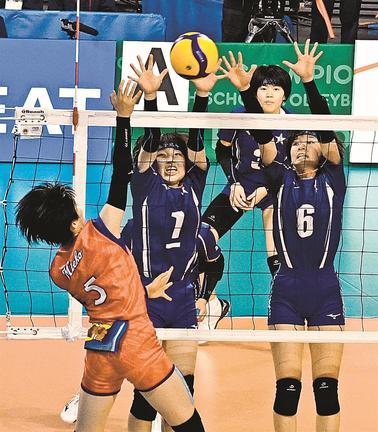 【女子２回戦・米子北斗－三重】第２セット、ブロックに跳ぶ米子北斗の小早川咲希（左から２人目）と藤江紗和（右）＝東京体育館