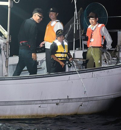 釣りを楽しむ親子ら＝出雲市大社町宇龍沖