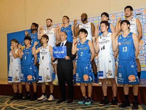 新シーズンに向け意気込む島根スサノオマジックの選手とポール・ヘナレ監督(前列中央)=松江市千鳥町、ホテル一畑