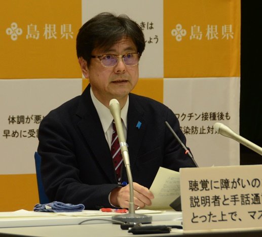 記者会見に臨む島根県感染症対策室の田原研司室長＝県庁
