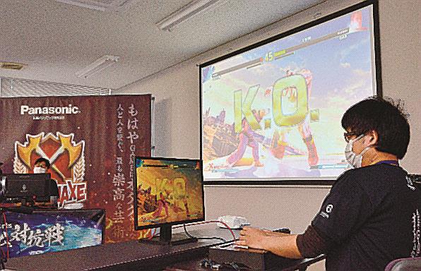 格闘ゲームの企業対抗戦で熱戦を繰り広げる参加者＝cＣＡＰＣＯＭ　Ｕ．Ｓ．Ａ．，ＩＮＣ．２０１６，２０２０　ＡＬＬ　ＲＩＧＨＴＳ　ＲＥＳＥＲＶＥＤ．