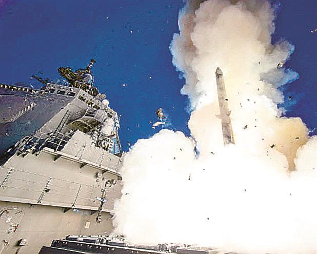 イージス艦まやから発射される迎撃ミサイル＝２０２２年11月、太平洋上（海上自衛隊提供）