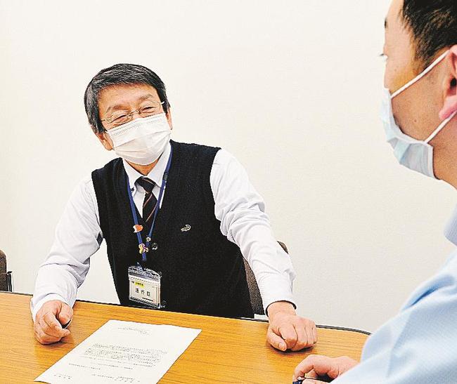 職員と協議する谷口栄作医療統括監