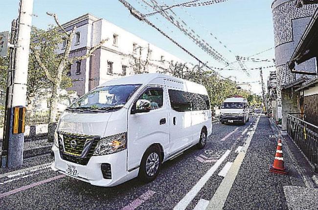京都アニメーション放火殺人事件の初公判が閉廷し、京都地裁を出た青葉真司被告を乗せたとみられる車列＝５日午後４時21分