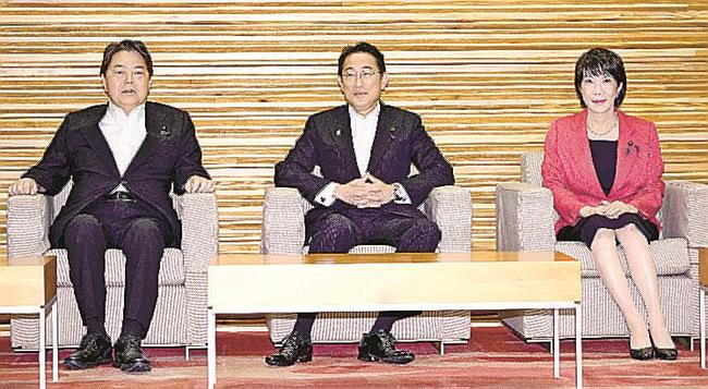 ＯＤＡの指針を定めた新たな「開発協力大綱」を決定した閣議に臨む（左から）林外相、岸田首相、高市経済安保相＝９日、首相官邸