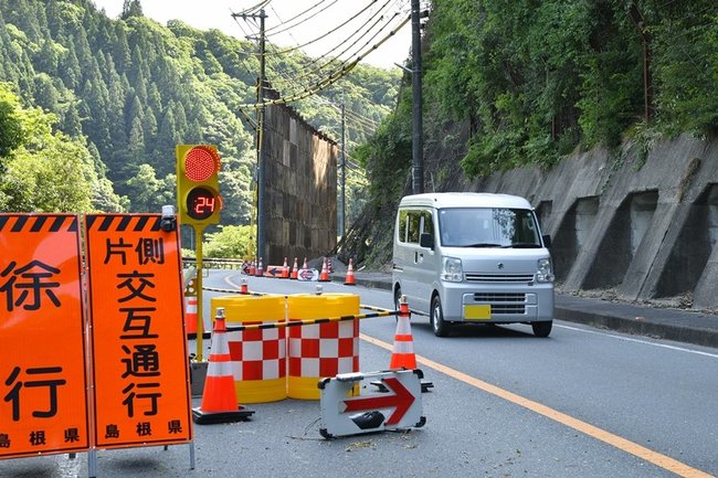 片側交互通行が可能になった国道２６１号＝２５日午後３時１１分、江津市桜江町谷住郷（画像の一部を加工しています）