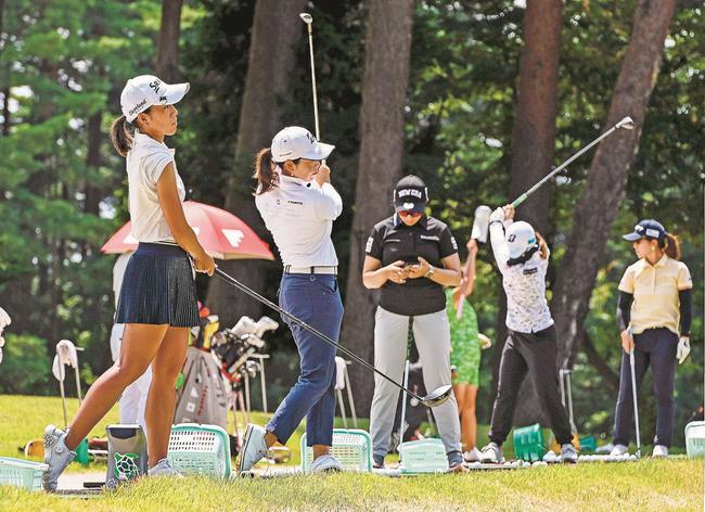 本番に向けて調整する選手たち＝鳥取県伯耆町丸山、大山平原ゴルフクラブ
