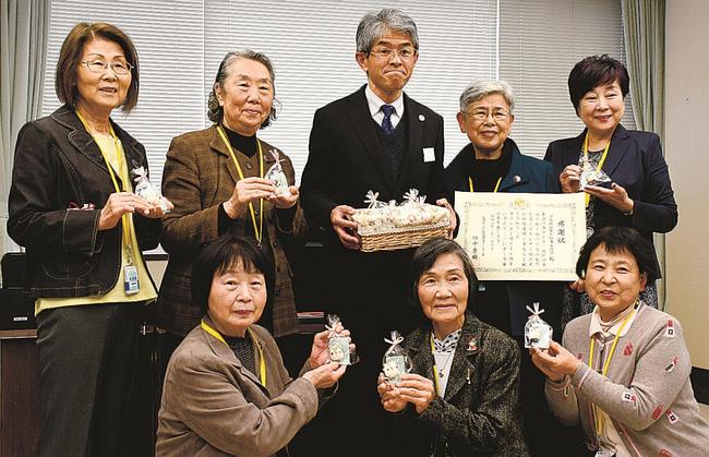 贈呈式後に記念撮影する田中秀樹センター長（上段中央）と浜田地区更生保護女性会メンバー＝浜田市旭町丸原