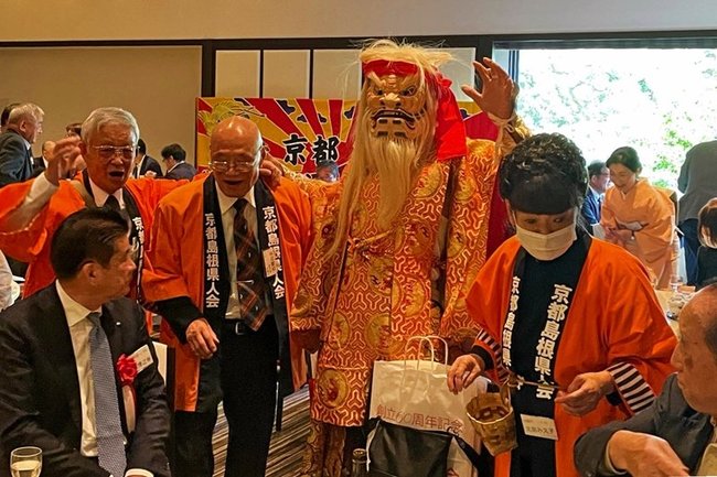 祝賀会で交流を深める参加者＝京都市内