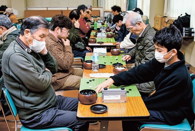 熱戦を繰り広げる出場者＝安来市安来町、安来中央交流センター