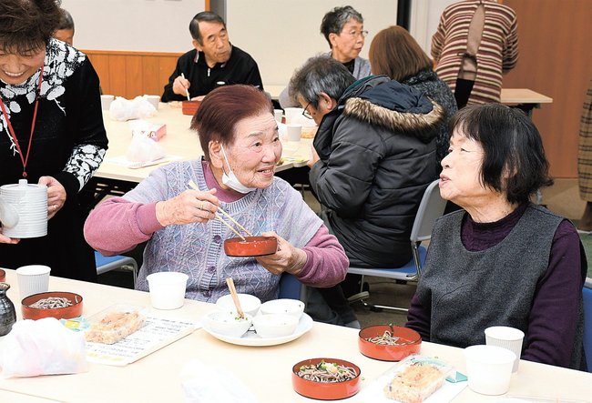 地元産のそばを食べながら会話を楽しむ参加者=雲南市加茂町加茂中、加茂交流センター