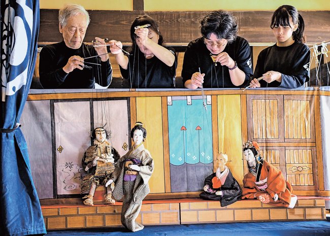 糸を巧みに操る「出雲糸操り人形保存会」のメンバー＝出雲市斐川町原鹿、旧豪農屋敷
