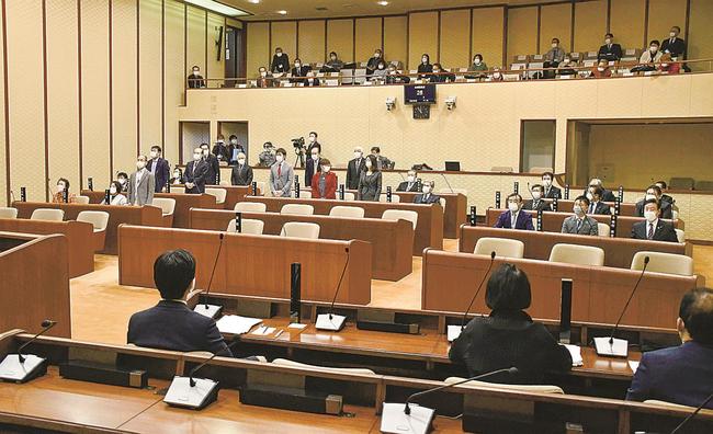 島根原発２号機の再稼働の是非を問う住民投票条例案を賛成少数で否決する米子市議会の本会議＝米子市加茂町１丁目、議場
