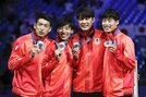 フェンシング男子エペ団体で銀メダルを獲得した日本。左から見延和靖、加納虹輝、山田優、古俣聖＝パリ（共同）