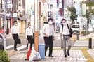 時短営業や酒類提供停止を呼び掛けるため、午後８時以降も営業する飲食店に出向く東京都の職員ら＝８月、東京・新宿