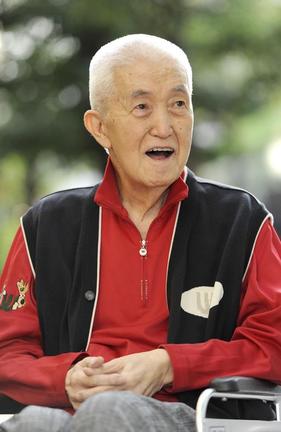 笑顔でインタビューに答える永六輔さん＝２０１３年１１月