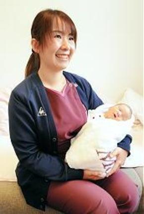 生後間もない赤ちゃんを抱き、初めてのお産を終えたお母さんの相談にのる金高ひかりさん＝松江市西津田２丁目、マザリー産科婦人科医院