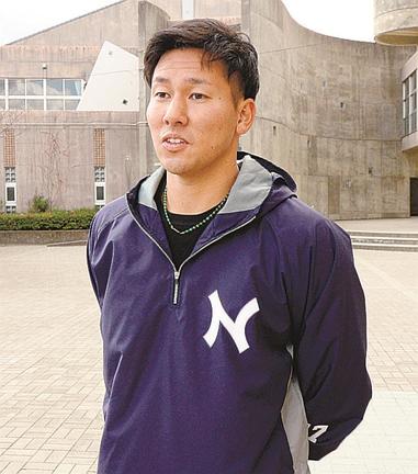 「新人王を目指す」と意気込みを語る高野脩汰投手＝出雲市内