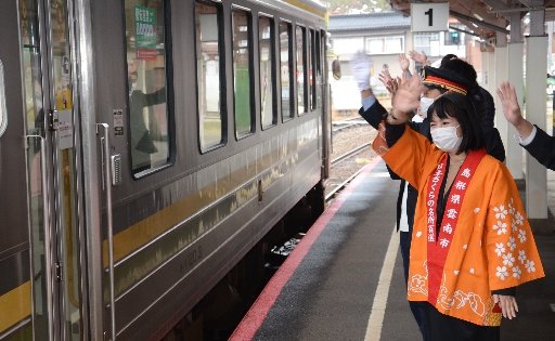 出発する列車を見送る須山美穗さん＝雲南市木次町里方、ＪＲ木次駅