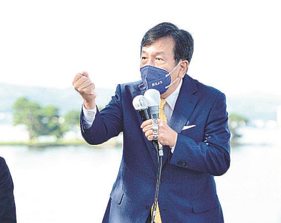嫁ケ島を背に第一声を上げる枝野幸男代表＝松江市袖師町、岸公園