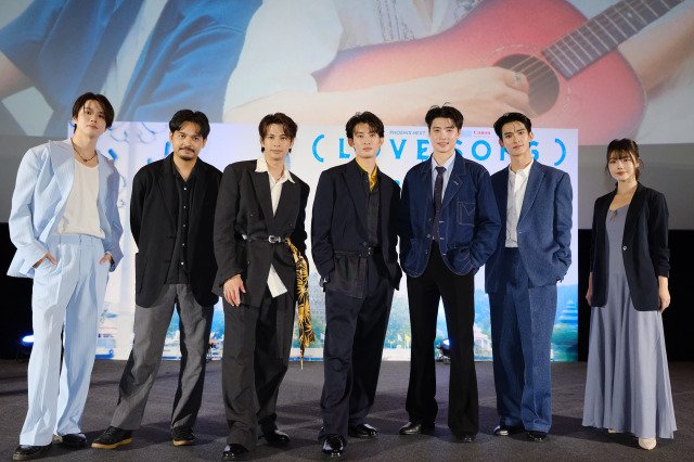 映画『（LOVE SONG）』バンコク・プレミアに登壇した（左から）逢坂良太、チャンプ監督、森崎ウィン、向井康二、ミーン、ファースト、ミュージック（C）2025『（LOVE SONG）』製作委員会