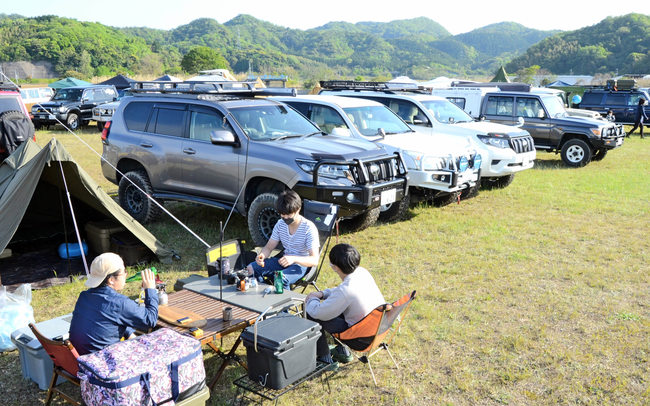 ランドクルーザーが並ぶそばでくつろぐ参加者=安来市穂日島町、中海ふれあい公園