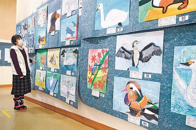 小学生の力作を見る来場者＝米子市彦名新田、米子水鳥公園