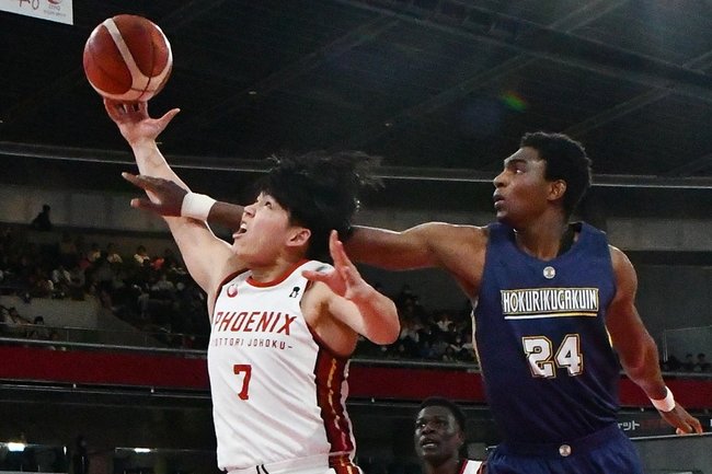 【男子準々決勝・鳥取城北－北陸学院（石川）】第３クオーター、タフショットを放つ鳥取城北の豊村豪仁（左）＝東京体育館