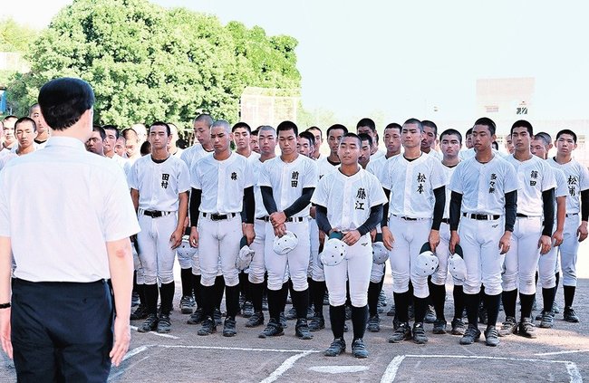 丸山達也知事（左）に甲子園での健闘を誓う選手たち＝松江市西津田９丁目、開星高校