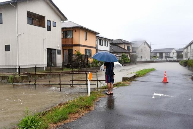 川が増水し、水没した歩道用の橋＝８日午前１０時３分、松江市黒田町