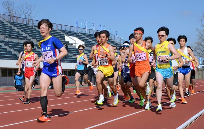 スタートを切り走り出す選手＝松江市、松江市営陸上競技場