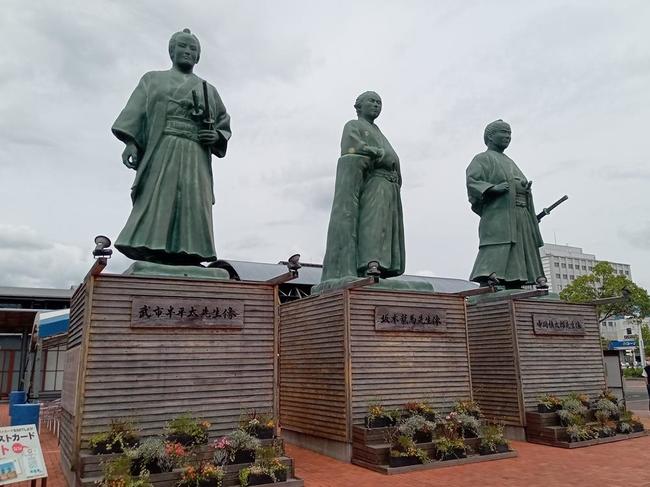 ①JR高知駅前に設置された「三志士像」。（左から）武市半平太、坂本龍馬、中岡慎太郎＝６日、高知市内