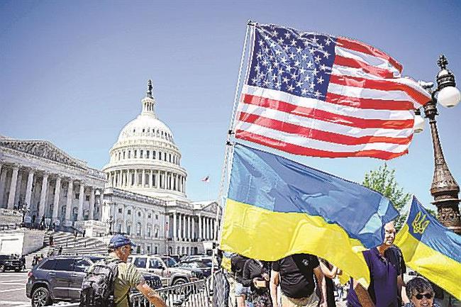 米連邦議会前でウクライナ支援の緊急予算案が下院で可決したことを祝うウクライナ支持者＝２０日、ワシントン（ゲッティ＝共同）