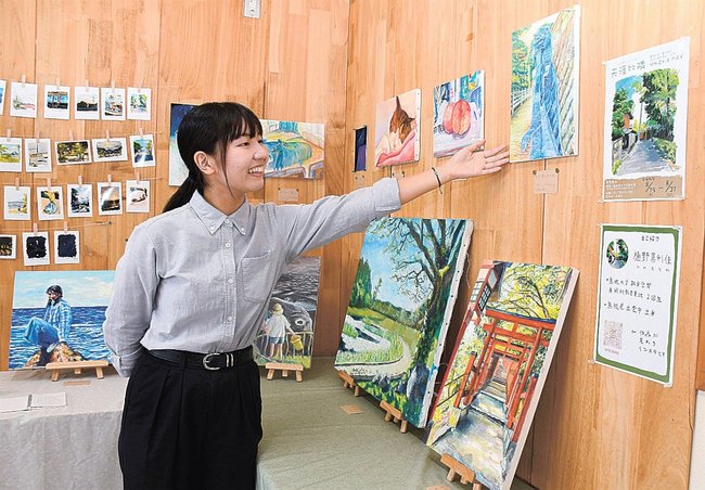 作品を説明する樋野真利佳さん＝松江市東出雲町揖屋、東出雲まちの駅