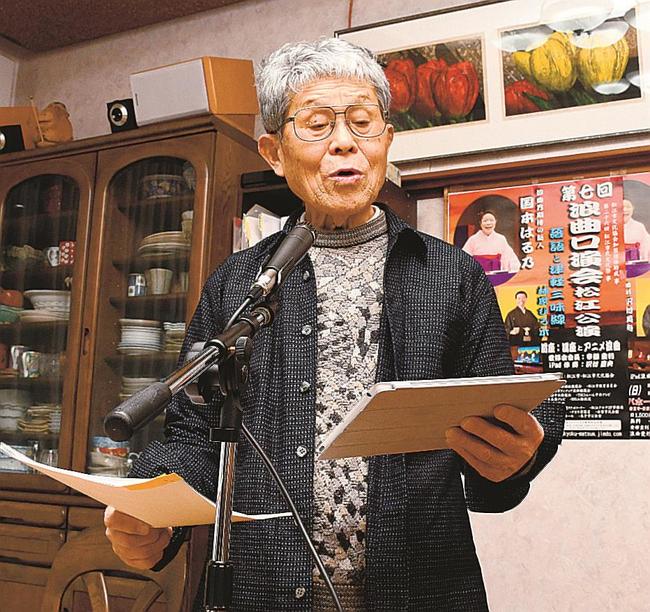 ｉＰａｄを使い浪曲の練習に励む安部重利会長ー松江市内