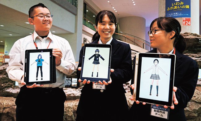 展示生物を紹介する映像作りに取り組む浜田ろう学校の生徒=浜田市・江津市、しまね海洋館アクアス