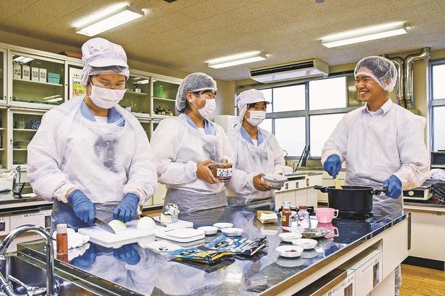 施設入居者のために考えたカレーを調理する生徒＝島根県邑南町矢上、矢上高校