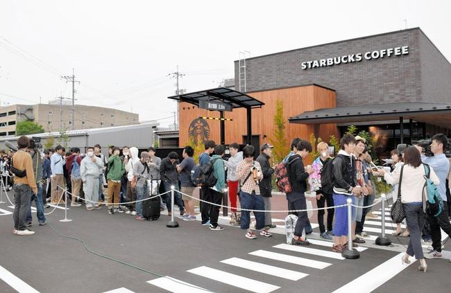 全国で唯一店舗がなかった鳥取県の「第１号店」としてオープンしたスターバックス「シャミネ鳥取店」。開店日の朝には約千人の列ができた＝２０１５年５月２３日、鳥取市東品治町
