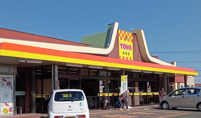 閉店した「Ａコープ赤碕店」を引き継ぎ、再オープンした「東宝ストア赤碕店」＝１０月２５日、鳥取県琴浦町赤碕