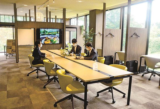 オープンしたリモートオフィス＝鳥取県伯耆町丸山、ロイヤルホテル大山