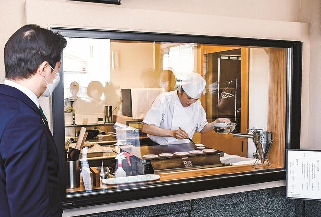 和菓子作りを実演する上野智賀さん＝松江市天神町、彩雲堂本店