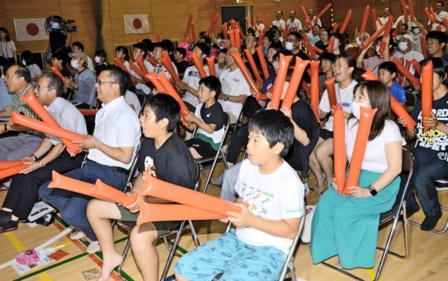 パブリックビューイング会場で三浦龍司選手を応援する来場者＝浜田市下府町、国府小学校