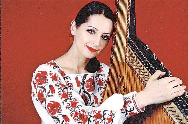 チャリティーコンサートで歌声を披露するナターシャ・グジーさん(ウクライナ支援実行委員会提供)